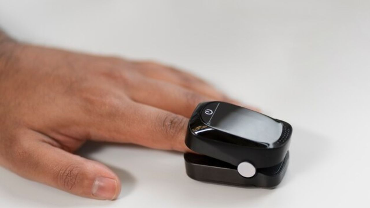 Best Portable Health Monitoring Devices for Travelers